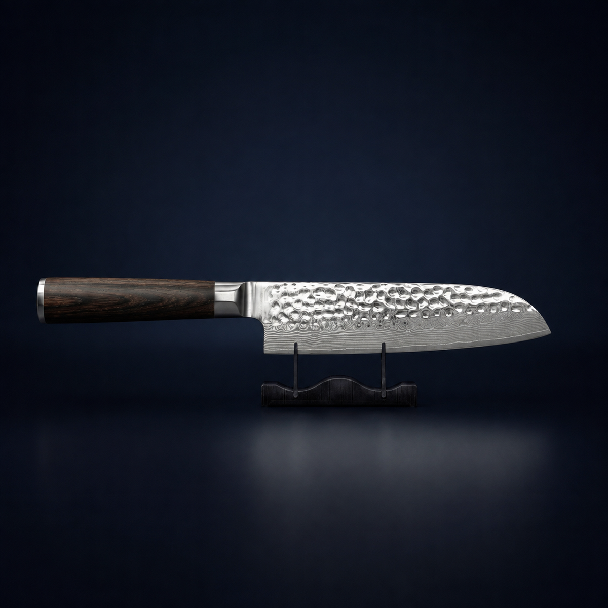 Couteau Santoku Martelé – Lame 18 cm en Acier Damassé – gros plan sur la lame
