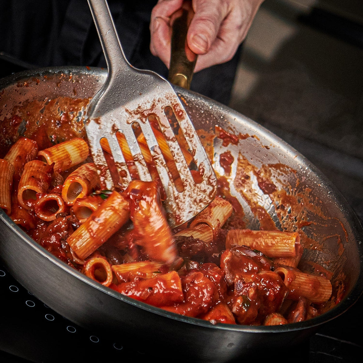 Spatule Maison Ferre® – 100 % titane pur en situation dans la cuisine