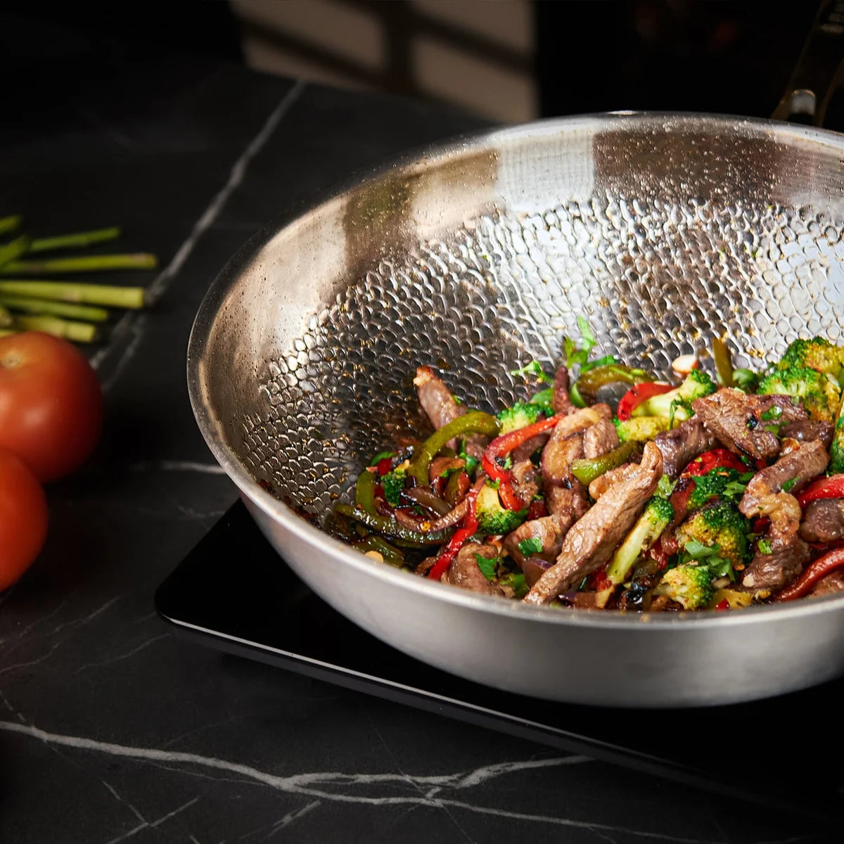 Sauté de bœuf et légumes dans un wok martelé en titane Maison Ferré®