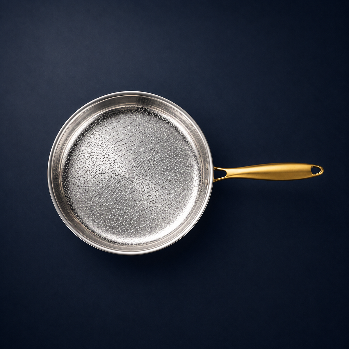 Poêle martelée en titane Maison Ferré® à manche or, vue du dessus
