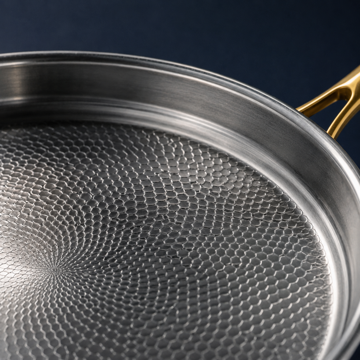Gros plan sur la surface martelée en spirale d'une poêle en titane Maison Ferré®