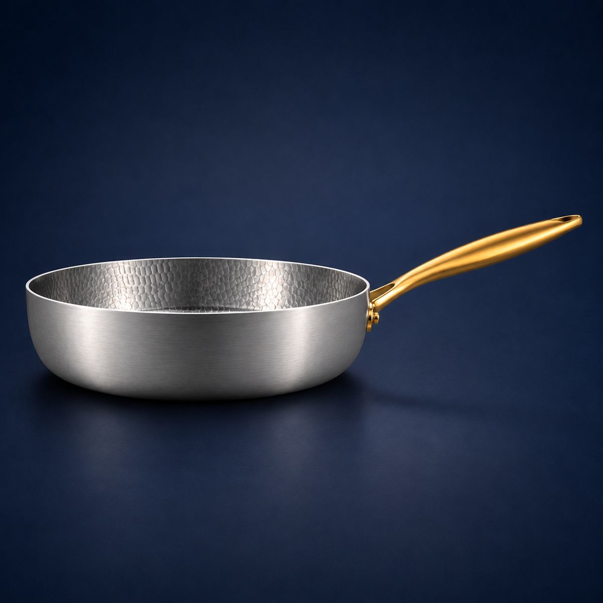 Poêle haute en titane Maison Ferré® à manche or, vue de trois quarts
