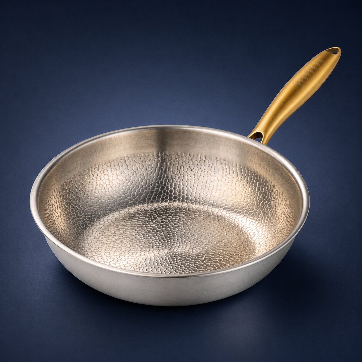 Wok en titane Maison Ferré® à manche or, vue de trois quarts