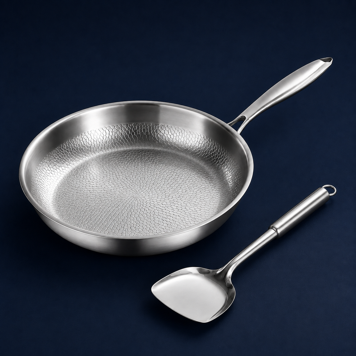 Poêle martelée en titane pur et spatule assortie Maison Ferré®