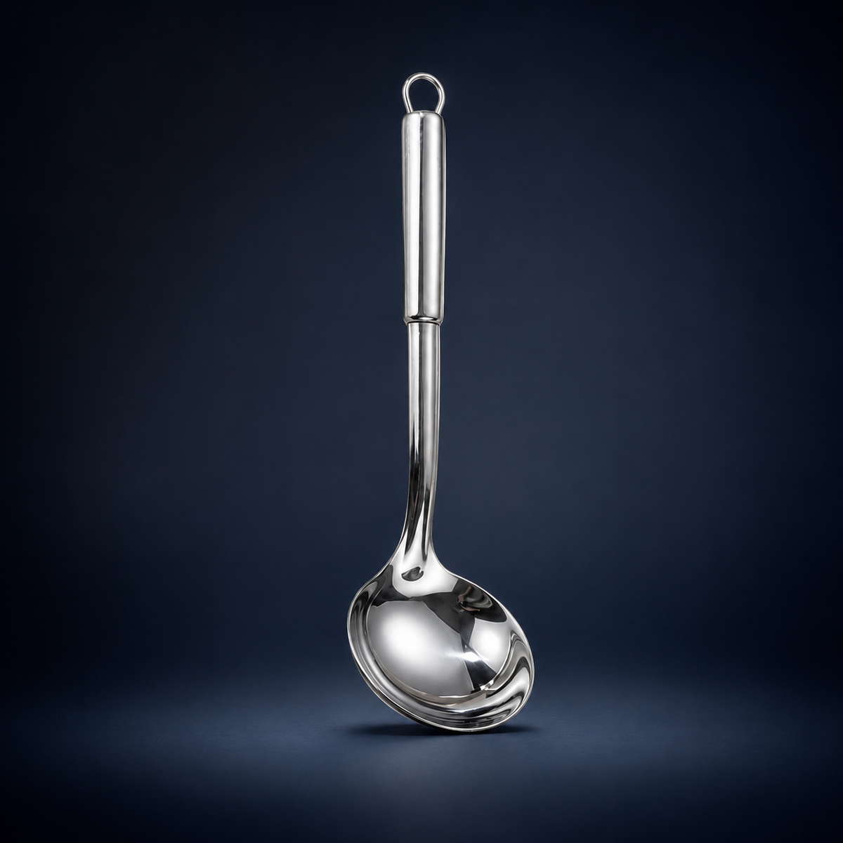 Louche en titane Maison Ferré® sur fond bleu nuit