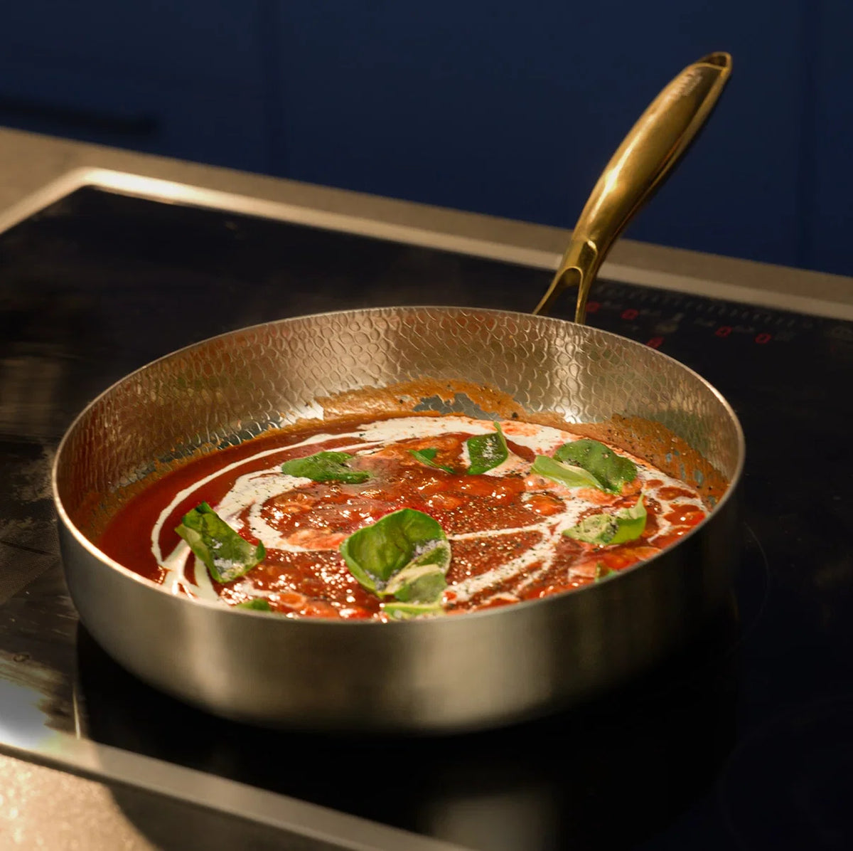 Sauce tomate, mozzarella et basilic mijotant dans une poêle profonde en titane Maison Ferré®