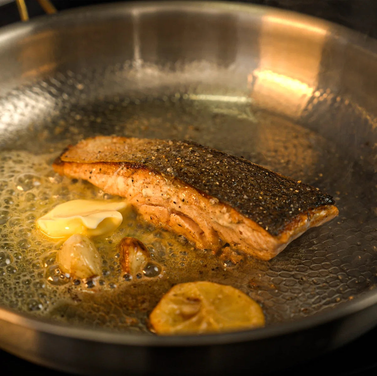 Filet de saumon saisi au citron dans une poêle en titane Maison Ferré®